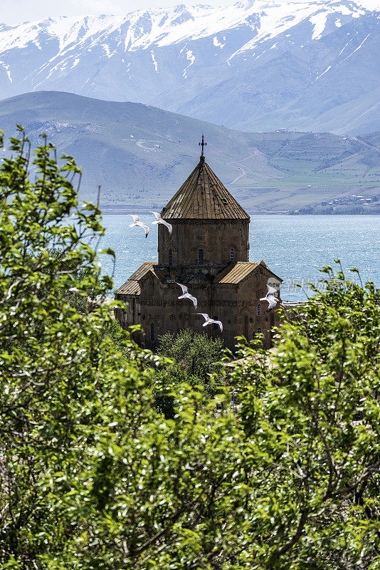 Akdamar Church, Aghtamar Church, Surp Haç Church或Holy Cross Cathedral是位于土耳其东部Lake Van的Akdamar岛上的一座教堂。